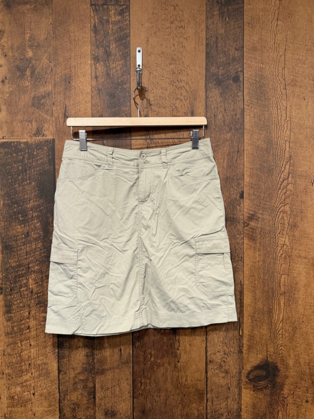 Patagonia women’s Beige Cargo hiking Skirt size 4 EUC